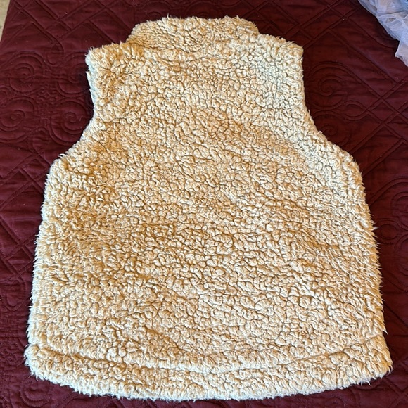 UNI QLO BABY, very soft and cozy vest size 3Y, new no tags attached. - Picture 5 of 5